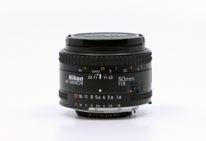 Miniature 6 : Nikon F-301 + Nikkor 50mm + Cosina 75-200mm 